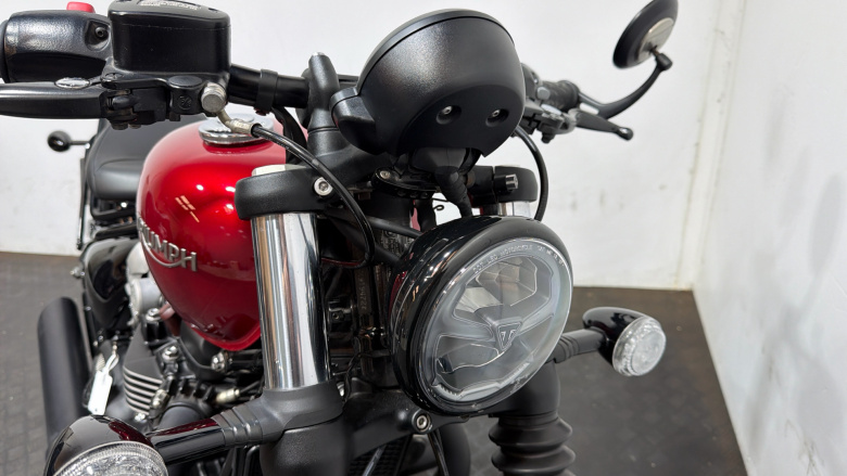 Triumph Bonneville Bobber Black